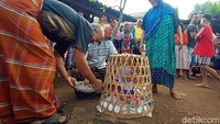 Tradisi mudun lemah ada berapa tujuan ataupun filosofi. Melalui tradisi ini ia berharap anak keduanya dapat diberikan kesehatan, keselamatan, dan kemudahan rezeki saat dewasa nanti.