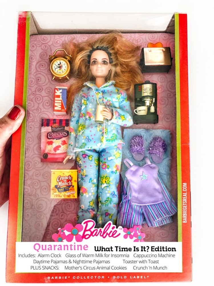 Kreasi Barbie Keren! Ada Tenaga Medis Sampai Si Tukang Meeting di Zoom Perubahan yang terjadi di dunia akibat pandemi COVID-19 digambarkan secara realistis oleh Tonya Ruiz dengan tema karantina. Jadinya seperti apa?