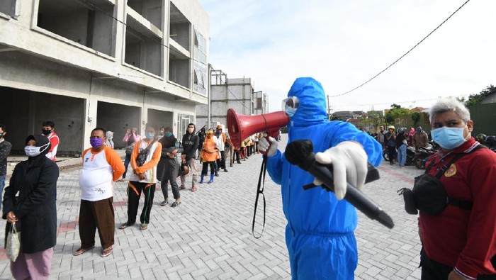 Wilayah Zona Merah di Surabaya jadi Sasaran Rapid Test Massal BIN Badan Intelijen Negara (BIN) kembali melanjutkan rangkaian rapid dan swab test massal Covid-19 di Surabaya, Jawa Timur. Hari ini BIN menggelar di dua titik sekaligus yang merupakan zona merah, berkoordinasi dengan Pemerintah Kota Surabaya.
