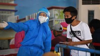 Di lokasi pertama rapid test di Jalan Gresik PPI, sebanyak 510 warga telah mengikuti rapid test COVID-19. Dari jumlah itu, 48 orang hasilnya reaktif. Sementara itu, di lokasi kedua di Terminal Manukan, sebanyak 736 warga telah mengikuti rapid test. Dari jumlah itu, 105 orang hasilnya reaktif. Foto: dok. BIN