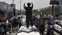 Demonstran beraksi di Los Angeles. AP Photo/Mark J. Terrill.