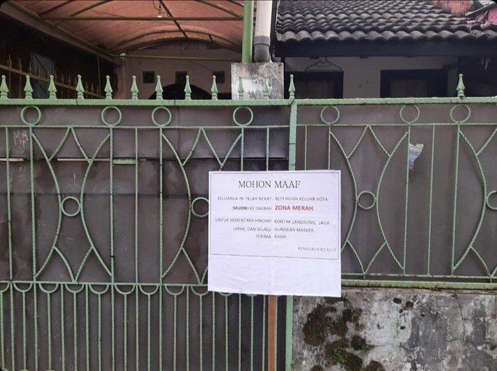 Sebuah rumah ditandai zona merah gegara penghuni sempat mudik ke Karawang