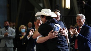 Musk pun tidak dapat menyembunyikan rasa girangnya dengan memeluk sang adik, Kimbal Musk. Foto: AP/Alex Brandon