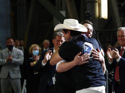 Astronaut NASA Sukses Diterbangkan, Elon Musk Kegirangan