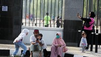 Ada juga warga yang hanya bersantai menikmati hari.