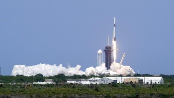 Roket Falcon 9 besutan SpaceX melesat dari Kennedy Space Center di Florida. Foto: AP/David J. Phillip
