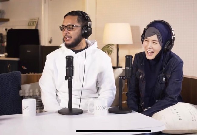 Saat pertamakali menjalani taaruf dengan suaminya, Zafrul, Aliza mengaku sangat gugup. Aku sangat cemas, gugup dan ingin kabur rasanya.  Tapi Alhamdulillah ada fasilitator taaruf yang membantu dan melatih sayam, ucap wanita yang kerap tampil dengan busana syari itu. Foto: Youtube DOPStv