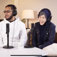 Saat pertamakali menjalani taaruf dengan suaminya, Zafrul, Aliza mengaku sangat gugup. Aku sangat cemas, gugup dan ingin kabur rasanya.  Tapi Alhamdulillah ada fasilitator taaruf yang membantu dan melatih sayam, ucap wanita yang kerap tampil dengan busana syari itu. Foto: Youtube DOPStv