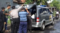 Petugas kepolisian yang sudah melakukan patroli sejak pagi, harus kejar-kejaran dengan warga yang siap menerbangkan balon udara. Setiap petugas gabungan datang ke lokasi, warga langsung bubar.