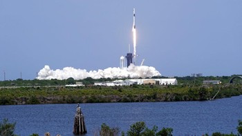 Roket Falcon 9 lepas landas di tempat yang sama NASA terakhir kali melesatkan astronaut ke antariksa, yaitu di tahun 2011. Sejak saat itu, NASA memutuskan hanya menyewa pesawat Soyuz dari Rusia dan peluncuran tak pernah dilakukan di negaranya. Foto: AP/David J. Phillip