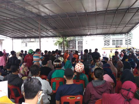 Warga Antre di Medan untuk Dapat Bantuan
