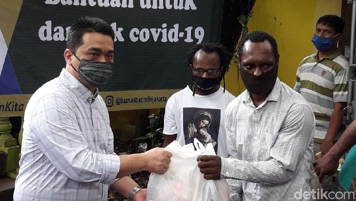 Wagub DKI Ahmad Riza Patria Berikan Bantuan Sembako ke Mahasiswa Papua