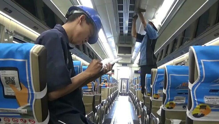 kereta api banyuwangi dibersihkan dan diperbaiki
