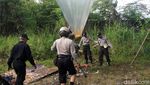 Terbangkan Balon Udara, Warga Kucing-kucingan dengan Polisi