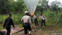Pantauan detikcom, tradisi balon udara yang biasa dilakukan warga Kota Pekalongan sepekan setelah hari raya Idul Fitri kali ini dilakukan dengan kucing-kucingan. Menyusul aturan yang melarang menerbangkan balon udara karena membahayakan penerbangan pesawat dan suasana pandemi virus Corona (COVID-19).
