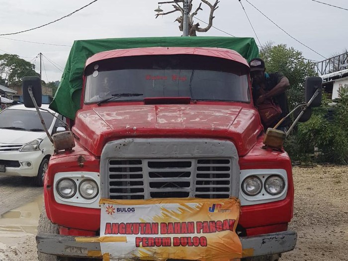 Tim Satuan Reskrim Polres Keerom, Papua, menangkap tiga pengemudi truk karena diduga menggelapkan beras bansos terkait COVID-19.