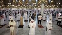 Umat muslim melakukan salat subuh di Masjid Nabawi, Madinah, Minggu (31/5). Istimewa/Haramain Info untuk Masjid Nabawi.