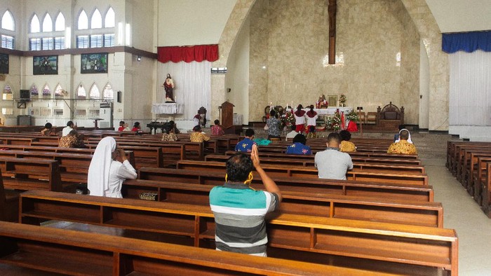 MISA MINGGU GEREJA KATEDRAL PALANGKARAYA DIADAKAN KEMBALI Umat Katolik mengikuti ibadah Misa Minggu dengan berjaga jarak fisik di Gereja Katedral, Palangkaraya, Kalimantan Tengah, Minggu (31/5/2020). Keuskupan digereja tersebut mengadakan kembali aktivitas ibadah Misa Minggu dengan menerapkan protokol kesehatan dan tatanan baru, serta mewajibkan umat Katolik menggunakan masker, mencuci tangan dan berjaga jarak saat ibadah guna mencegah penyebaran COVID-19. ANTARA FOTO/Makna Zaezar/foc.