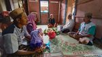 Melihat Mudun Lemah, Tradisi Bagi Bayi yang Baru Bisa Berjalan