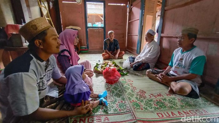 Tradisi mudun lemah masih dilestarikan di Jepara, Jawa Tengah. Tradisi ini dilakukan bagi bayi yang baru bisa berjalan, dengan tujuan agar si bayi memiliki sifat mandiri.