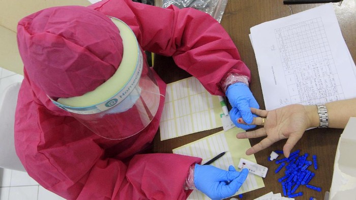 1.000 Orang Ikuti Rapid Test Gratis Rapid test digelar di kantor Kowani, Jakarta. Rapid test iniuntuk memutus mata rantai penyebaran virus COVID-19.