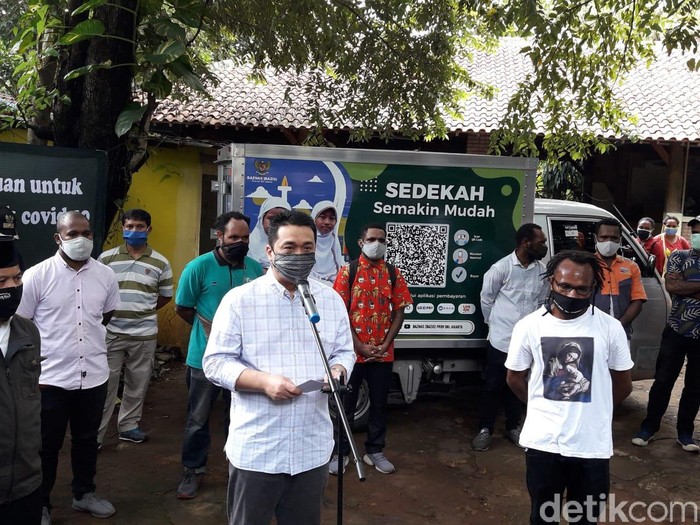 Wagub DKI Ahmad Riza Patria Berikan Bantuan Sembako ke Mahasiswa Papua
