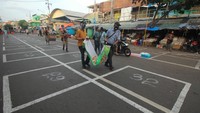 Perusahaan Daerah (PD) Pasar Surya Kota Surabaya menerapkan jaga jarak (physical distancing) di pasar itu dengan membuat garis petak-petak bagi pedagang dan mulai ditempati hari ini Minggu (31/5) sebagai langkah pencegahan penyebaran COVID-19.