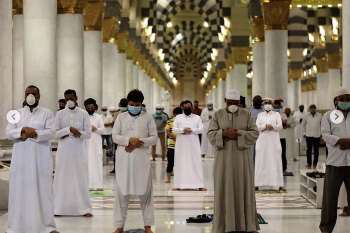 Pemerintah Arab Saudi membuka kembali Masjid Nabawi, Madinah, setelah ditutup akibat virus Corona. Begini potret salat saat Masjid Nabawi dibuka.