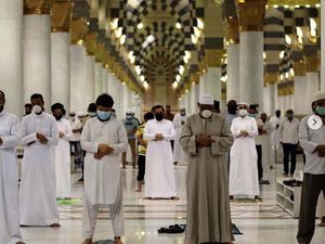 Arab Saudi Kirim 10 Juta SMS Soal Protokol Sholat di Masjid