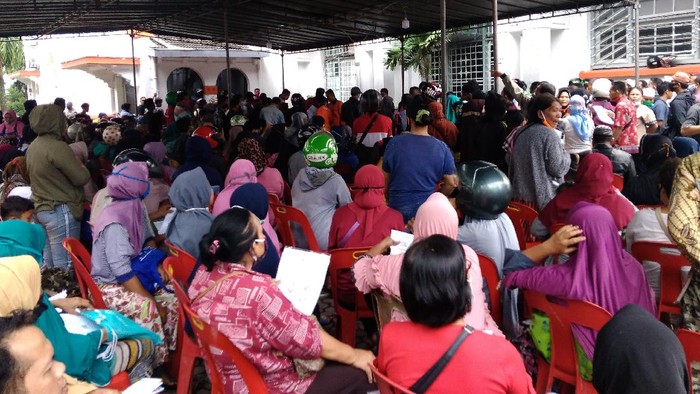 Warga Antre di Medan untuk Dapat Bantuan