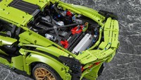 Pengembangan model Sian terdiri dari pembuatan empat bagian unik, mulai panel kap mesin, fender depan, side skirts, dan pelek berwarna emas.(Foto: Paultan)