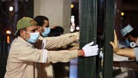 Petugas membuka gerbang Masjid Nabawi sebelum subuh. Istimewa/Haramain Info untuk Masjid Nabawi.