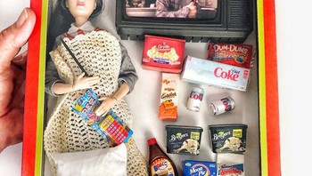 Si hobi movie marathon sambil nyemil mana suaranya? Foto: Instagram @grandmagetsreal via Bored Panda