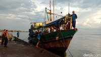 Tradisi Lomban di Kelurahan Ujung Batu, Kecamatan Kota, Kabupaten Jepara, Jawa Tengah digelar secara sederhana di tengah pandemi virus Corona atau COVID-19. Tidak ada pengunjung atau warga menyaksikan tradisi yang digelar setiap sepekan setelah hari raya Idul Fitri itu.