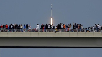 Warga Amerika pun antusias menyaksikannya. Foto: AP/David J. Phillip