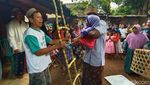 Melihat Mudun Lemah, Tradisi Bagi Bayi yang Baru Bisa Berjalan