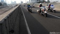Sejumlah pengendara motor gede (Moge) saat konvoi melintas Flyover Pancoran, Jakarta.