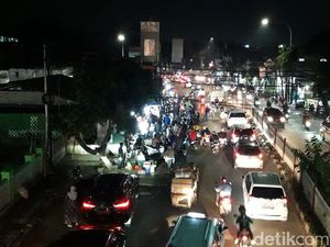 Warga Padati Pasar Kramat Jati di Malam Hari, Ada yang Tak Bermasker