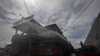 Petugas Pemadam Kebakaran menyemprotkan cairan disinfektan di area Pasar Cileungsi, Kabupaten Bogor, Jawa Barat, Minggu (31/5/2020).