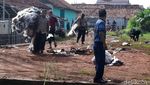 Terbangkan Balon Udara, Warga Kucing-kucingan dengan Polisi