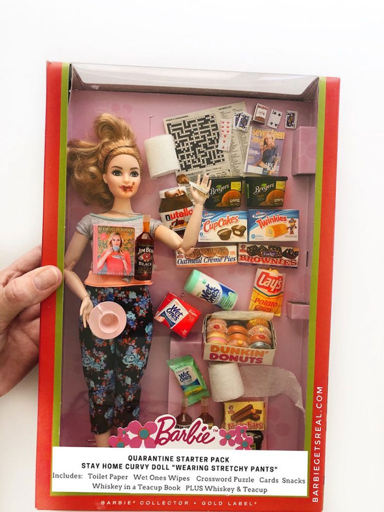 Kreasi Barbie Keren! Ada Tenaga Medis Sampai Si Tukang Meeting di Zoom Perubahan yang terjadi di dunia akibat pandemi COVID-19 digambarkan secara realistis oleh Tonya Ruiz dengan tema karantina. Jadinya seperti apa?