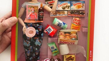 Meski Barbie kini sudah mulai lebih realitis, ia tak lantas berhenti menyuarakan kreativitasnya. Kini ia membuat dengan tema -- quarantine Barbies. Foto: Instagram @grandmagetsreal via Bored Panda