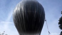 Warga di Kota Pekalongan, Jawa Tengah menggelar tradisi syawalan dengan menerbangkan balon udara.