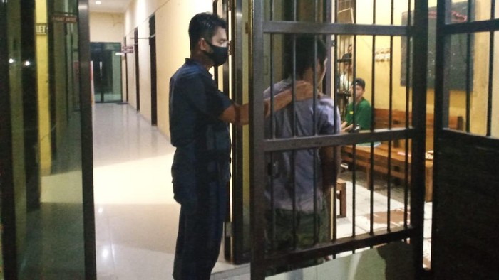 Pelaku saat digelandang polisi ke ruang tahanan Polres Polman.