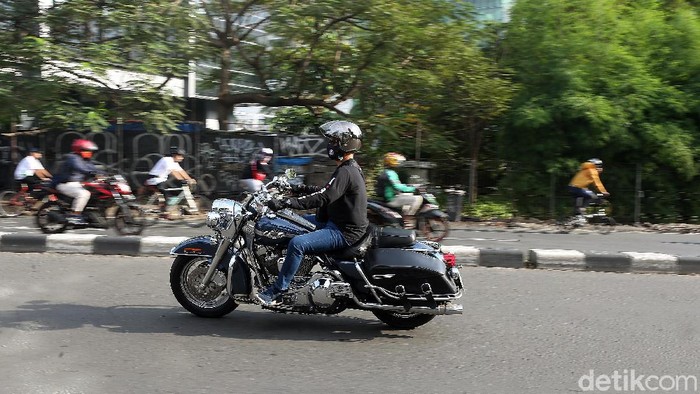 Pengendara Moge Berkonvoi di Jalan Protokol Jakarta Sejumlah pengendara Moge melintas di Flyover Pancoran, Jakarta, Minggu (31/05/2020). Mereka berkonvoi jelang penerapan new normal.
