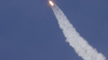 Misi ini sedianya berlangsung beberapa hari lalu, namun tertunda karena cuaca buruk. Faktor cuaca tidak bagus itu sempat pula membayangi jadwal peluncuran kedua, namun akhirnya diputuskan misi dapat berjalan. Foto: AP/David J. Phillip