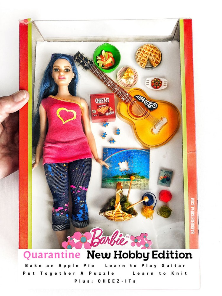 Kreasi Barbie Keren! Ada Tenaga Medis Sampai Si Tukang Meeting di Zoom Perubahan yang terjadi di dunia akibat pandemi COVID-19 digambarkan secara realistis oleh Tonya Ruiz dengan tema karantina. Jadinya seperti apa?