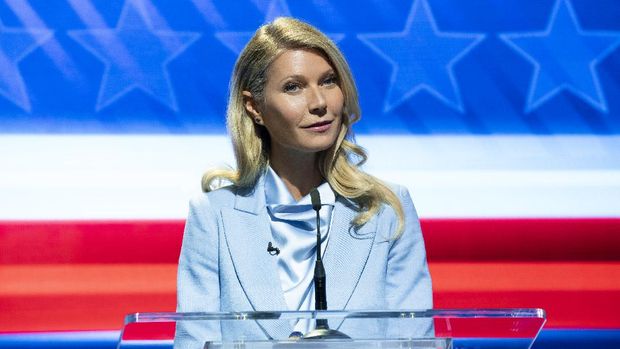 THE POLITICIAN GWYNETH PALTROW as GEORGINA HOBART in episode 1 of THE POLITICIAN. Cr. NICOLE RIVELLI/NETFLIX  2020