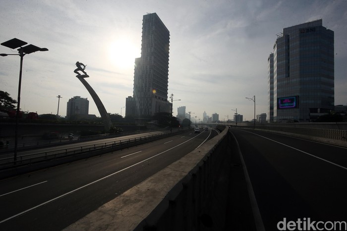 Aktivitas warga belum pulih pasca Lebaran dan di tengah pandemi virus Corona. Sejumlah jalan protokol di wilayah Jakarta, masih lengang, Minggu 31/5).