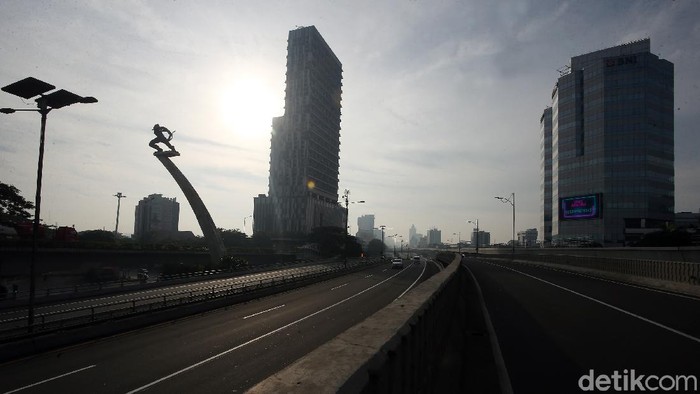 Hari Ini Ruas Jalan di Jakarta Terlihat Lengang Aktivitas warga belum pulih pasca Lebaran dan di tengah pandemi virus Corona. Sejumlah jalan protokol di wilayah Jakarta, masih lengang, Minggu 31/5).